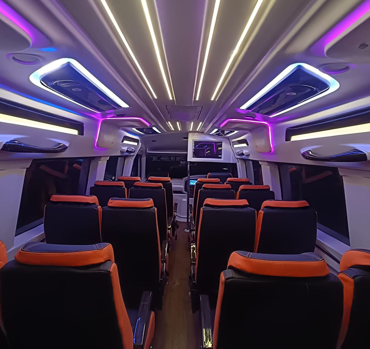 17 Seater Tempo Traveller